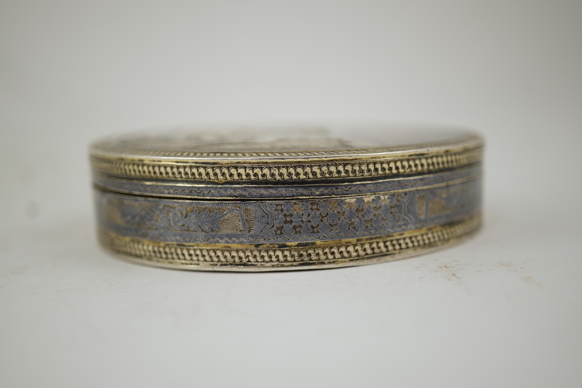 An early 19th century Russian 84 zolotnik and niello circular box and cover, assay master probably Alexei Torlov, Veliki Oustioug, 180?
